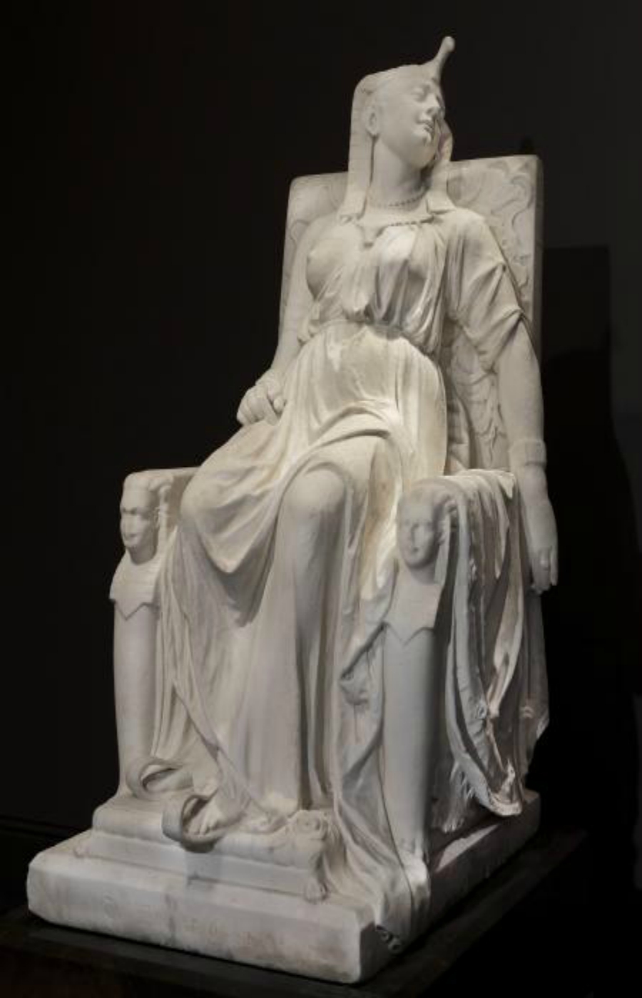 Edmonia Lewis, La Muerte de Cleopatra , tallada en 1876, mármol, Museo Smithsoniano de Arte Estadounidense, Obsequio de la Historical Society of Forest Park, Illinois, 1994.